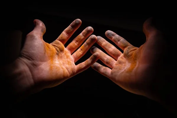 열심 히 일하는 사람의 손이 감겨 있다 — 스톡 사진