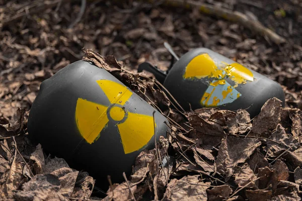 Radioaktivt avfall som kastas ut som skräp — Stockfoto