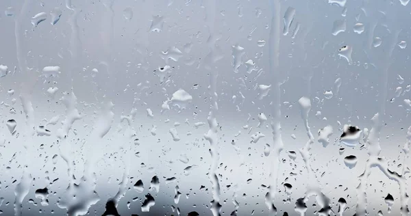 Flux de gouttes de pluie sur verre de fenêtre — Photo