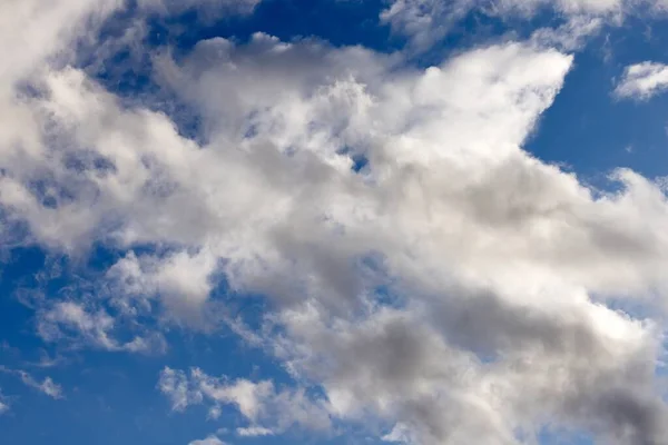 Fluffigt moln mot blå himmel — Stockfoto