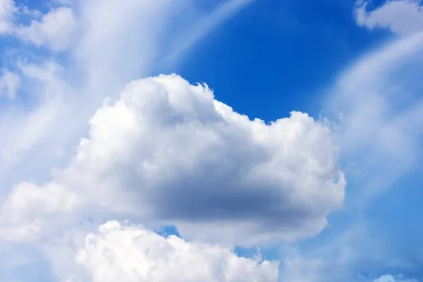 Nube esponjosa agita el cielo azul — Foto de Stock