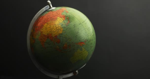 검은 지구 위에서 돌고 있는 지구의 근접 사진 — 비디오
