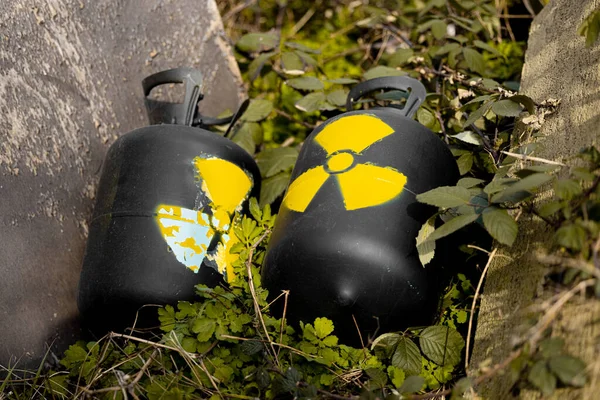 Radioaktivt avfall som kastas ut som skräp — Stockfoto