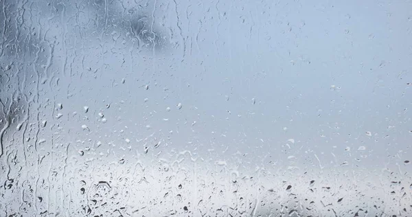 Fluxos de gotas de chuva no vidro da janela — Fotografia de Stock