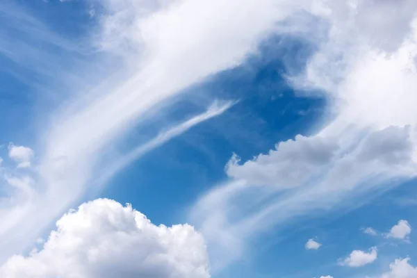 Nube esponjosa agita el cielo azul — Foto de Stock