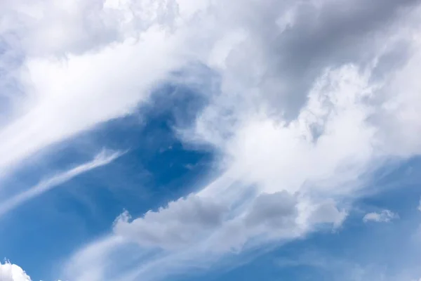 Fluffy cloud agains blue sky — Stock Photo, Image