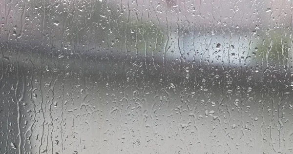 Flussi di gocce di pioggia sul vetro della finestra — Foto Stock
