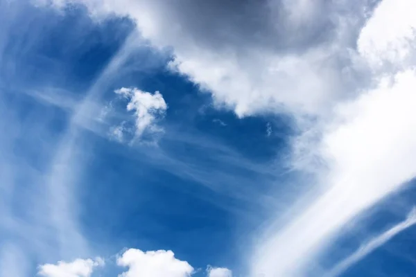 Nube esponjosa agita el cielo azul — Foto de Stock