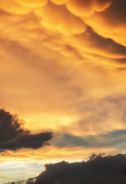 Dramatische zonsondergang hemel achtergrond met mammatus wolken — Stockfoto