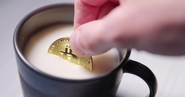 Compre las imágenes de inmersión de bitcoin en la leche — Vídeo de stock