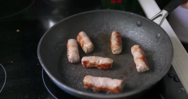 Rollos de carne picada fritos — Vídeo de stock