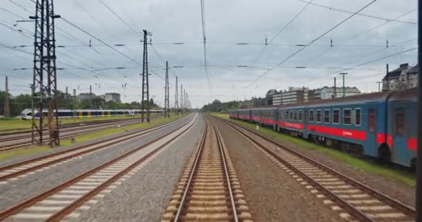 Точка зору поїзд подорожі під хмарним небом — стокове відео