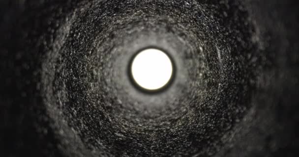 Avançando no túnel escuro em direção à luz no final — Vídeo de Stock