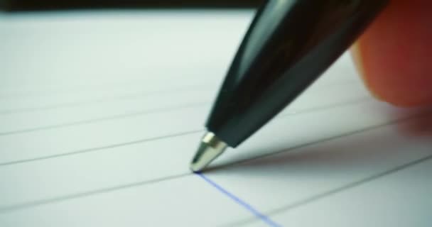 Залишати лінзу після того, як голова ручки малює лінію — стокове відео