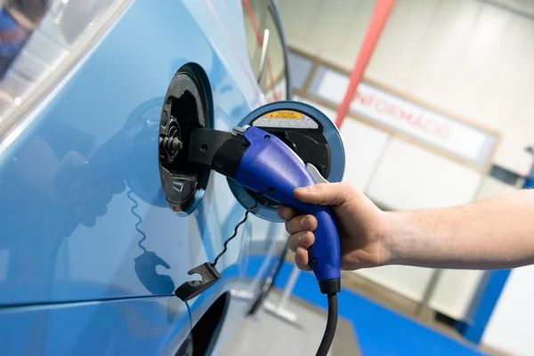 Coche eléctrico que se carga en la estación — Foto de Stock