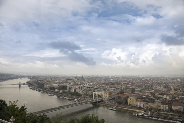 Пташиного польоту Будапешт з Дунаю — стокове фото