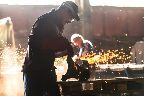 Industriële werknemer in de fabriek — Stockfoto