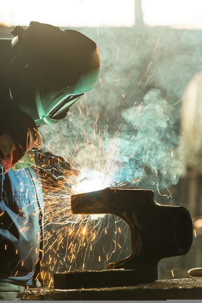 Lavoratore industriale in fabbrica — Foto Stock