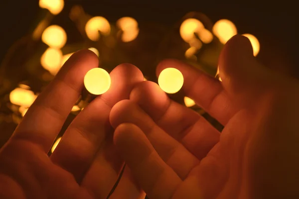 Ljusa gula bollar i händerna — Stockfoto