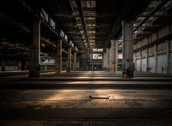 Grande halle industrielle d'un atelier de réparation — Photo