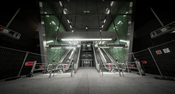 Bewegende roltrappen in het business center — Stockfoto