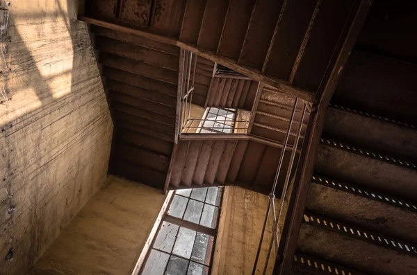 Industrietreppe geht nach oben — Stockfoto