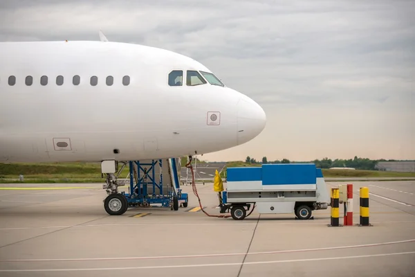 Белый грузовой самолет в аэропорту — стоковое фото