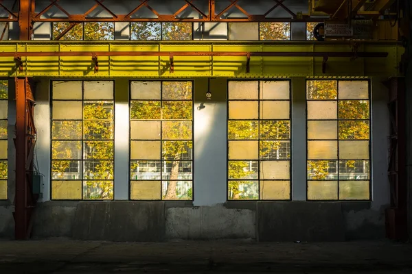 Intérieur industriel avec lumière br — Photo