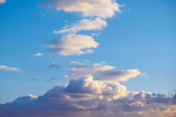 Blue sky with fluffy clouds — Stock Photo, Image