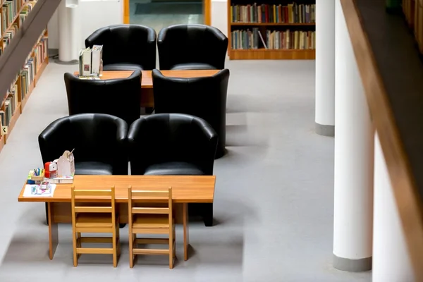 Fåtöljer i ett bibliotek — Stockfoto