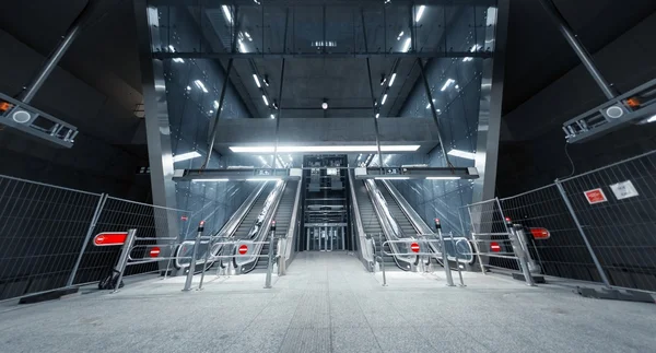 Cerrado escaleras mecánicas en el centro de negocios — Foto de Stock