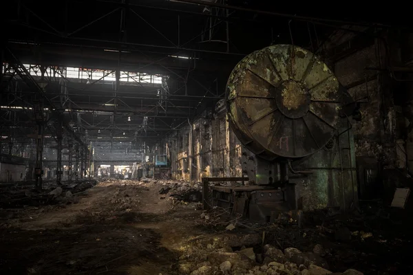 Grande sala vazia com paredes de concreto — Fotografia de Stock