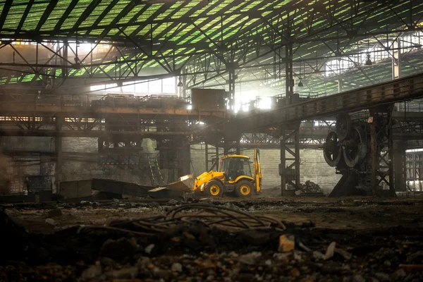 Interior industrial com bulldozer dentro — Fotografia de Stock