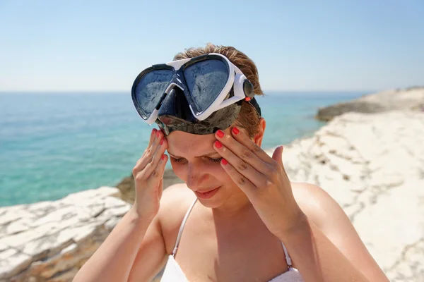 Scuba diver woman cant see because of sun
