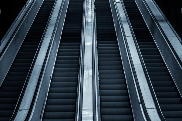 Movendo escada rolante no centro de negócios — Fotografia de Stock