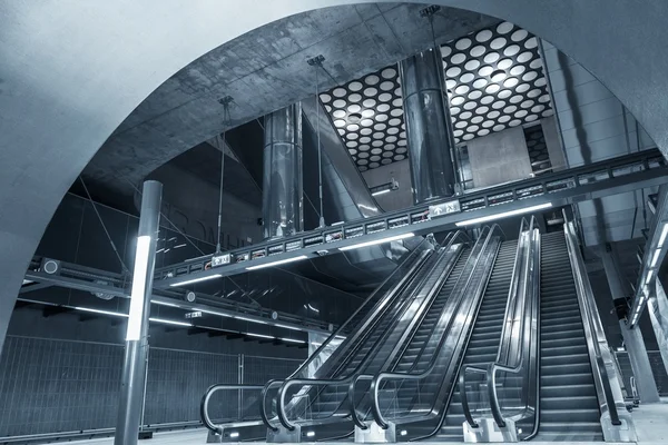 Rolltreppe im Business Center — Stockfoto