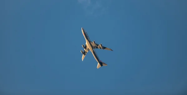 空を飛ぶ飛行機 — ストック写真