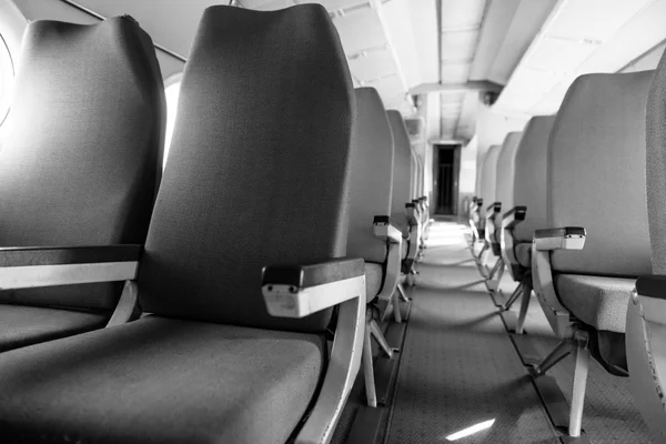 Interior de un avión con muchos asientos — Foto de Stock