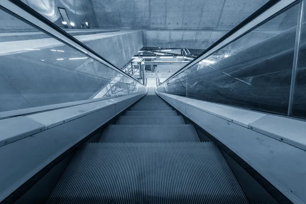 在商务中心的移动扶梯 — 图库照片