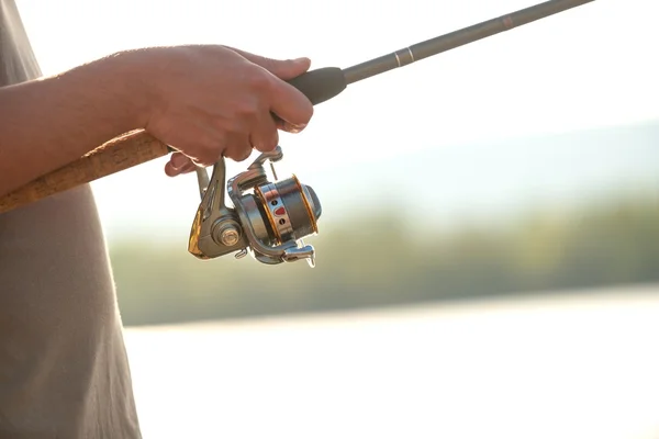 手の近代的なきれいな釣り竿 — ストック写真