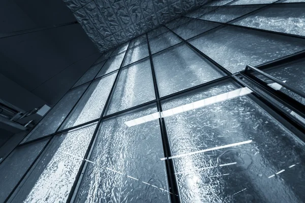 Architettura futuristica con grande superficie in vetro — Foto Stock
