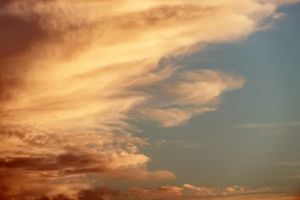 Dramatische hemel met prachtige zonsondergang — Stockfoto