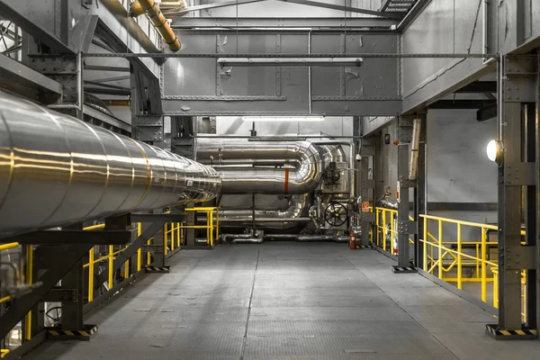 Tubos industriais em uma usina térmica — Fotografia de Stock