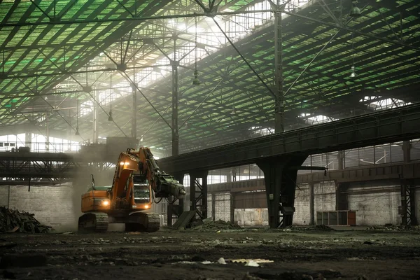 Interior industrial com bulldozer dentro — Fotografia de Stock