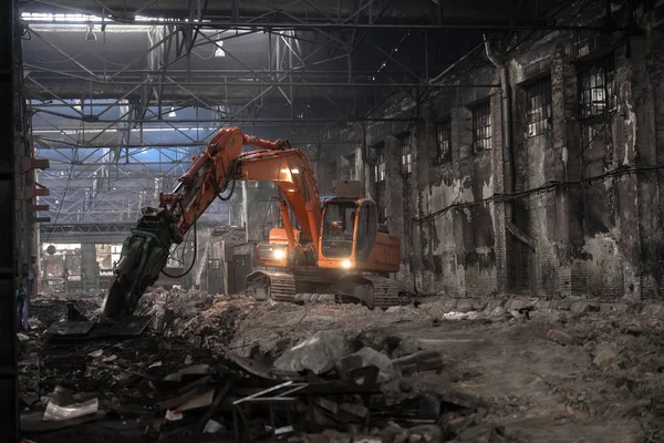 Interno industriale con bulldozer all'interno — Foto Stock