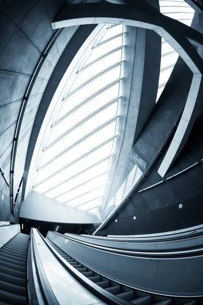Movendo escada rolante no centro de negócios — Fotografia de Stock
