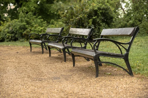 Stilvolle Bank im Herbstpark — Stockfoto