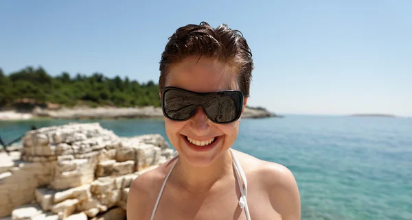 Scuba diver vrouw zien niet als gevolg van zon — Stockfoto