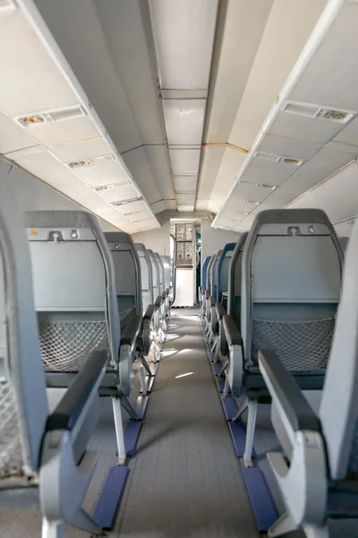Interior de um avião com muitos assentos — Fotografia de Stock