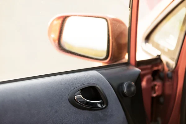 Interior da porta do carro com espelho retrovisor — Fotografia de Stock